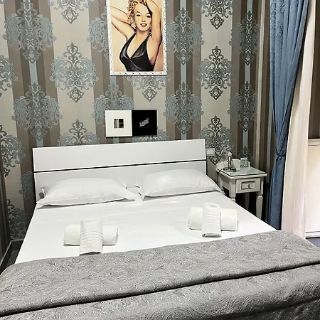 New Sayonara Hotel Nápoles